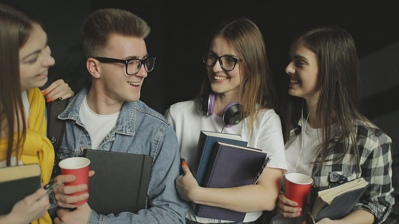 快乐微笑的学生促进大学教育视频模板素材完整版免费下载